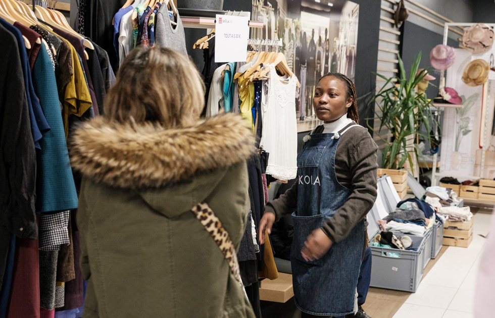 Apprendre ?� vendre des v??tements de seconde main | Apprentis d'Auteuil